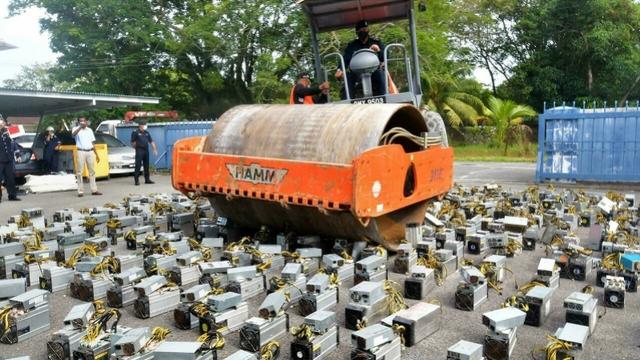 大馬警方繳獲上千台比特幣挖鑛機，然後用壓路機全部碾碎