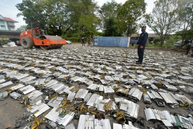 大馬警方繳獲上千台比特幣挖鑛機，然後用壓路機全部碾碎